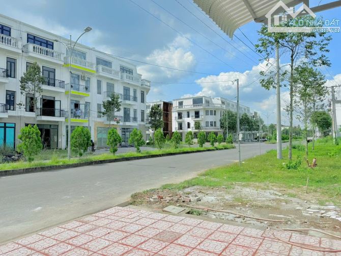 Bán nền MT đường D1 , KDC Hồng Loan . Giá 3,94 tỷ - 4