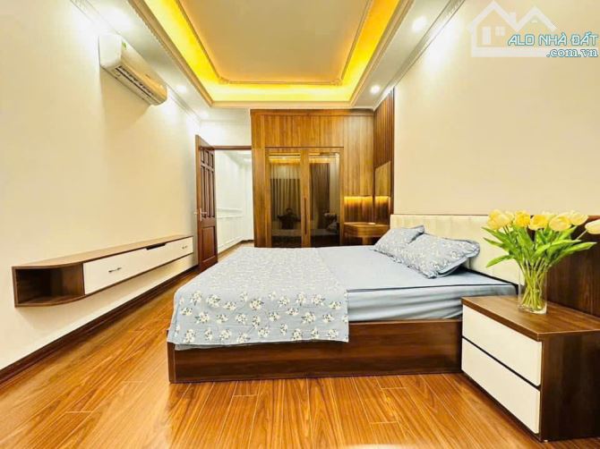 Bán nhà  phố Hồ Tùng Mậu ,30m2 , 6 tầng ,cách ô tô 10m,  lô góc 03 thoáng  giá 6,3 tỷ - 4