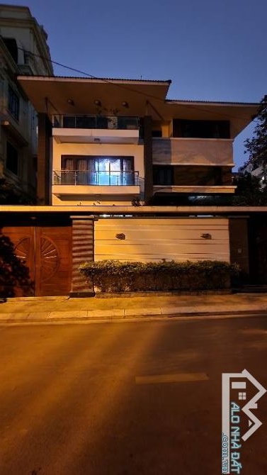 Bán Biệt Thự 5.2ha Yên Hòa DT 310m2, Mặt tiền 18m - 4 Ô tô tránh - Giá 109 tỷ - 6