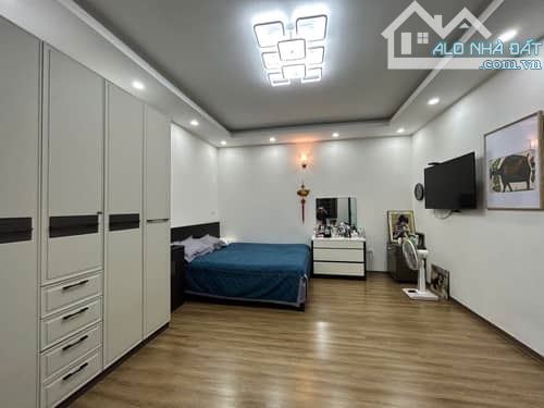 Bán nhà Phố Kim Mã - 55m2 - 9.2m MT - SỔ VUÔNG - THANG MÁY - Ở LUÔN - DÂN XÂY - 8