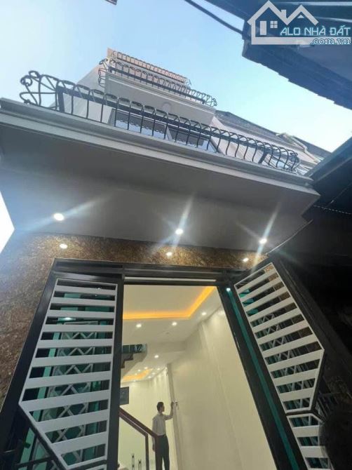 Chỉ 2,4 tỷ có nhà mới 3Tầng DT34m2, ô tô đỗ cửa. Gần chợ, trường Đại học TDTT, 1km ra QL6