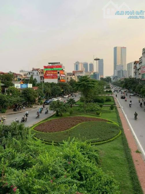 Nhà đẹp ở ngay, gần phố, chợ, trường học, Hồ Tây