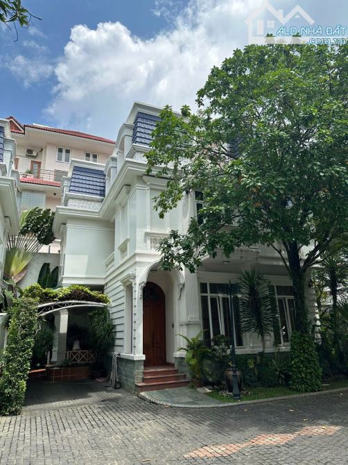 Cho thuê Villa cao cấp tại P.Thảo Điền, Q2 - Hồ bơi, sân vườn, full nội thất - 364m2