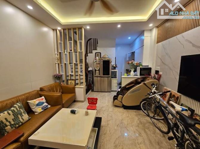 Bác Hương bán nhà Phố Cầu Giấy, DT: 66m2, Hai thoáng, Nội thất Xịn sò