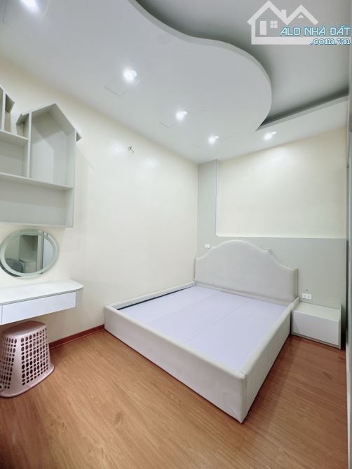 Nhà dân xây 5 tầng mới,10m ra ô tô dừng đỗ