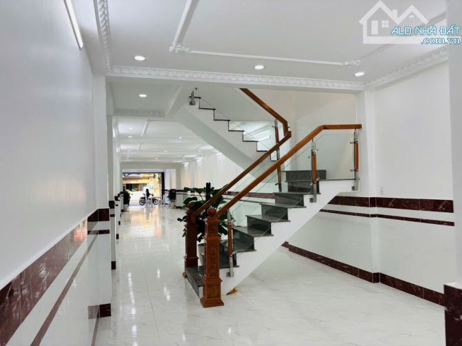 Bán Nhà Mặt Tiền Q12 - Sát Bên Metro- 160M2- 2 Tầng Chỉ Hơn 11 Tỷ.