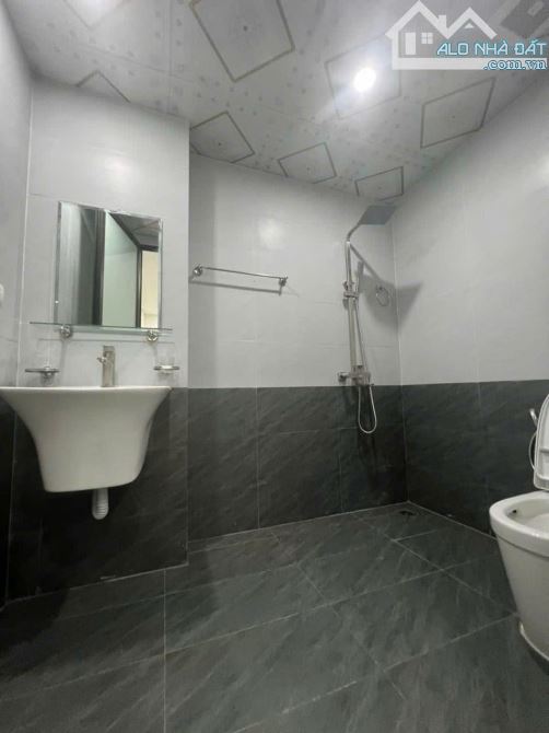 Chỉ 2,4 tỷ có nhà mới 3Tầng DT34m2, ô tô đỗ cửa. Gần chợ, trường Đại học TDTT, 1km ra QL6 - 1
