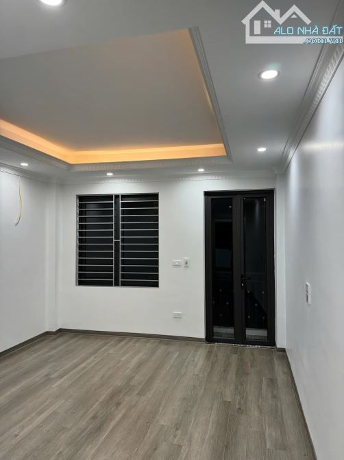 Cần bán gấp nhà phố Trần Thái Tông 40m2, 5T, ngõ thông,ô tô kinh doanh - 1