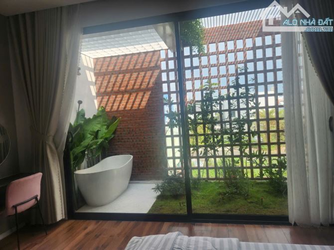 Siêu phẩm nhà 3 tầng, gần Hoàng Thị Loan, nội thất đầy đủ - 1