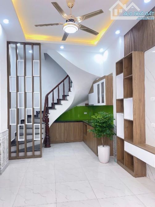 Nhà dân xây 5 tầng mới,10m ra ô tô dừng đỗ - 1