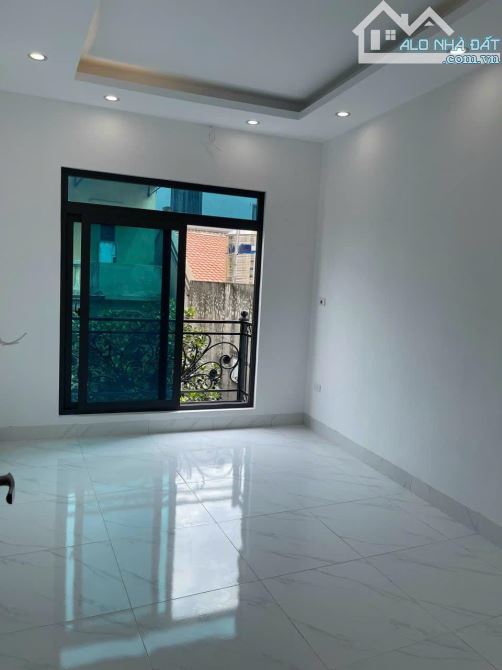 Chỉ 2,4 tỷ có nhà mới 3Tầng DT34m2, ô tô đỗ cửa. Gần chợ, trường Đại học TDTT, 1km ra QL6 - 2