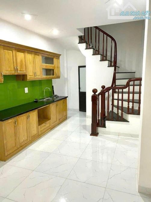 Chỉ 2,4 tỷ có nhà mới 3Tầng DT34m2, ô tô đỗ cửa. Gần chợ, trường Đại học TDTT, 1km ra QL6 - 3