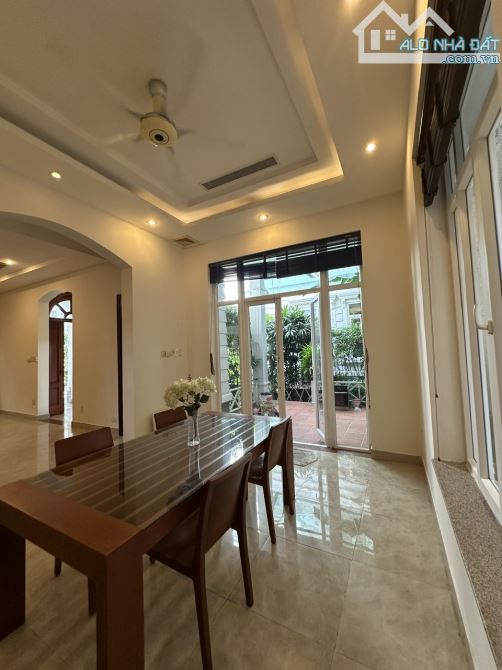 Cho thuê Villa cao cấp tại P.Thảo Điền, Q2 - Hồ bơi, sân vườn, full nội thất - 364m2 - 3