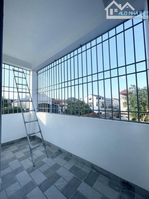 Chỉ 2,4 tỷ có nhà mới 3Tầng DT34m2, ô tô đỗ cửa. Gần chợ, trường Đại học TDTT, 1km ra QL6 - 5