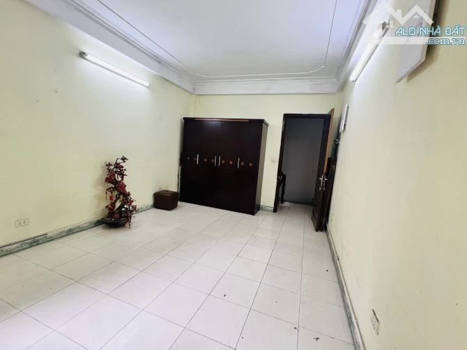 Bán nhà Văn Cao Ba Đình. Sổ 38m, 5 tầng 3 ngủ, MT3m5 Giá 8 tỷ - 5