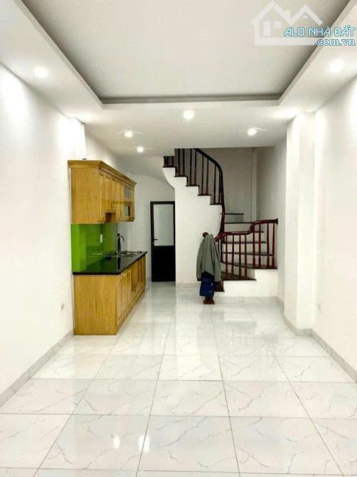 Chỉ 2,4 tỷ có nhà mới 3Tầng DT34m2, ô tô đỗ cửa. Gần chợ, trường Đại học TDTT, 1km ra QL6 - 6