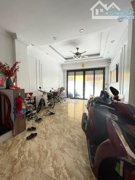 Nhà cực đệp ở luôn Hoàng Đạo Thành Thanh Xuân. Sổ A4 38m, 6 tầng 3 ngủ, MT4m1 Giá 12.5 tỷ