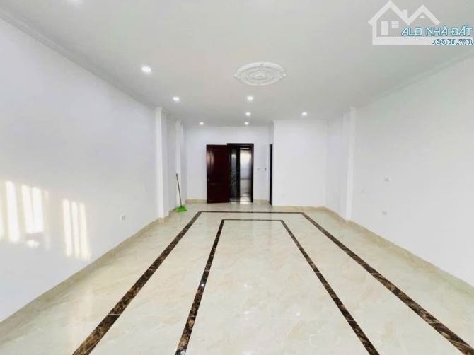 Bán gấp nhà Trung Hoà, Ô tô, thang máy, 50m2, 6 tầng, MT 5m, 20 tỷ