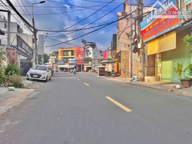 Giá tốt 9 tỷ. Bán nhà 1 trệt 1 lầu mặt tiền Nguyễn Văn Hoa P. Thống Nhất. dtxd 240m2.
