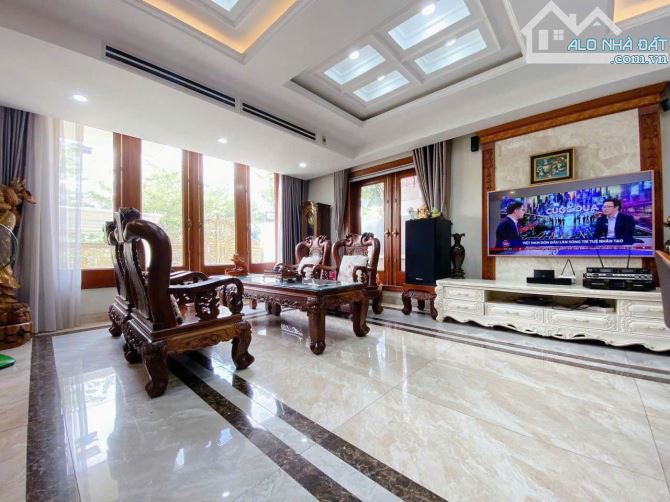 Nhà đẹp HXT Nguyễn Ảnh Thủ ngang 8m 160m2 4 tầng đẹp 8PN gần chợ chỉ 11.9 tỷ.