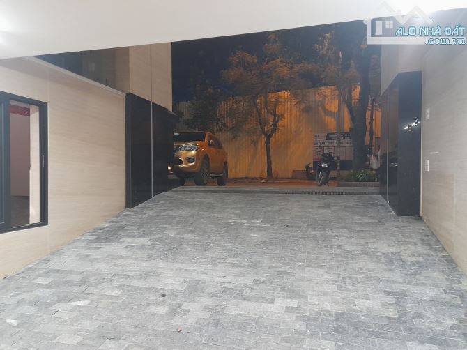 Đầu Tư gấp tòa cao ốc văn phòng vip 12 tầng MP Dịch Vọng Hậu DT 600m2 MT 20m, 250 tỷ - 1