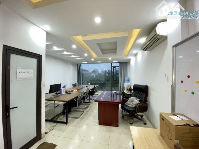 Cho thuê văn phòng đường Thái Thịnh sàn 50m2 view full kính ngập tràn ánh sáng giá cực rẻ - 1