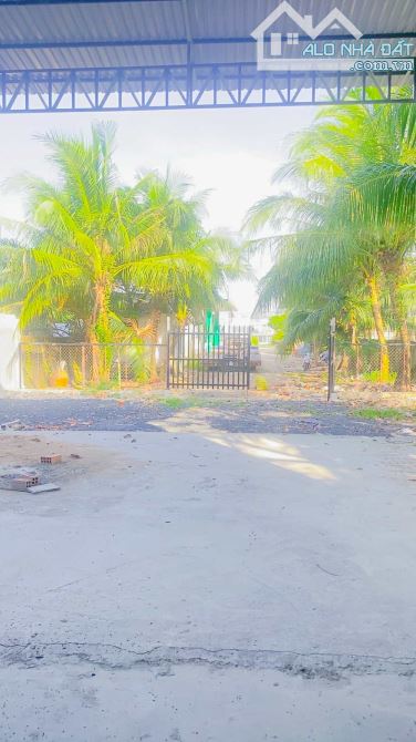 Cho thuê 600 m2 kho và sân rộng Nguyễn Văn Linh 15 triệu - 1