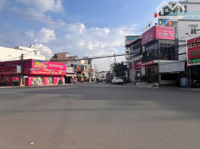 Giá tốt 9 tỷ. Bán nhà 1 trệt 1 lầu mặt tiền Nguyễn Văn Hoa P. Thống Nhất. dtxd 240m2. - 1