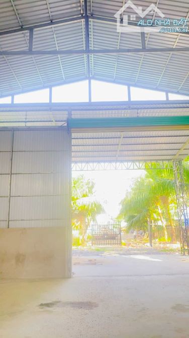 Cho thuê 600 m2 kho và sân rộng Nguyễn Văn Linh 15 triệu - 3