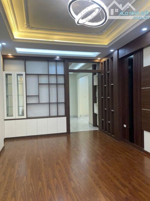 B,,án Nhà phố Hồng Tiến Chỉ 12.8 Tỷ  DT 47m² 6T MT 3.9m GARA ÔTÔ Thang Máy Cách Một Nhà Ra - 3