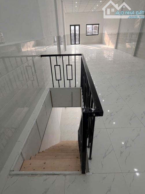 Giá tốt 9 tỷ. Bán nhà 1 trệt 1 lầu mặt tiền Nguyễn Văn Hoa P. Thống Nhất. dtxd 240m2. - 3