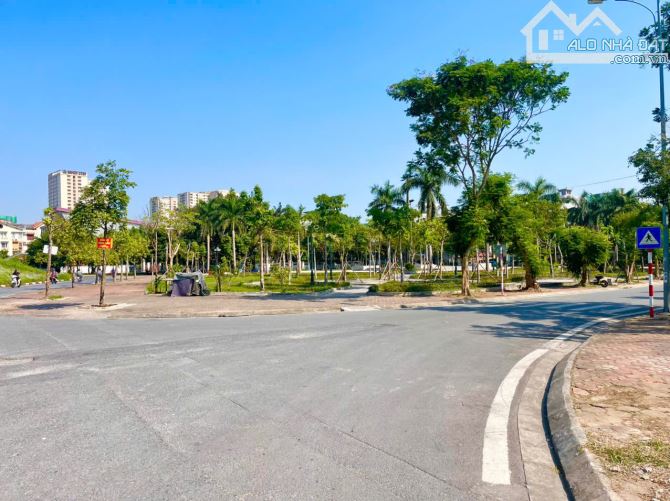 VIEW CÔNG VIÊN, PHÂN LÔ PHỐ BÁT KHỐI, LONG BIÊN, DT 112 M, GIÁ 13 TỶ 8, VỈA HÈ, Ô TÔ TRÁNH