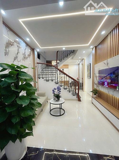 Bán Nhà Riêng Trần Thái Tông, Phố Vip Cầu Giấy, Gần Ô Tô,36m2 x 5T, Giá Chỉ 7.x tỷ Nhỏ