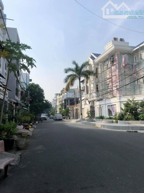 Biệt Thự Góc 2MT Đường Số 14, Khu Tên Lửa, 8x22 , 2.5 Tấm , Gía 24,5 Tỷ ( thương lượng )
