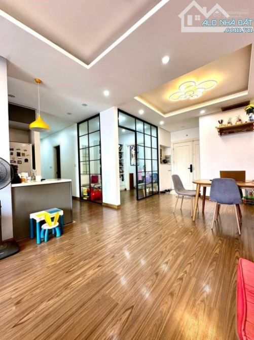 Bán gấp chung cư Eco Green Nguyễn Xiển, căn góc, 100m2, 3 ngủ, view đẹp, giá 6,35 tỷ