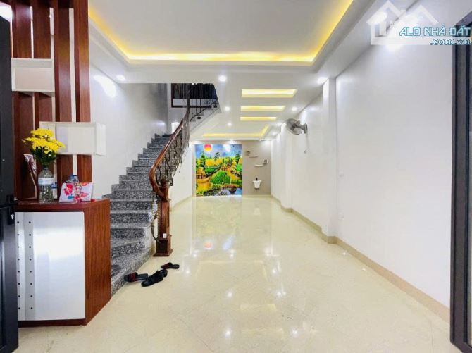 Trung tâm Long Biên, ngõ đẹp, ôtô đỗ cửa, full nội thất - 47m2,5 tầng, 4.3m – Chào 11.5 tỷ - 1