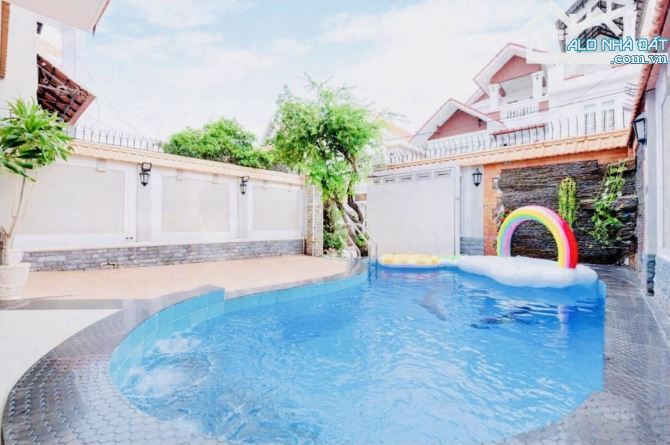 Bán biệt thự Hồ Bơi, Sân Vườn tại Lạc Long - 1