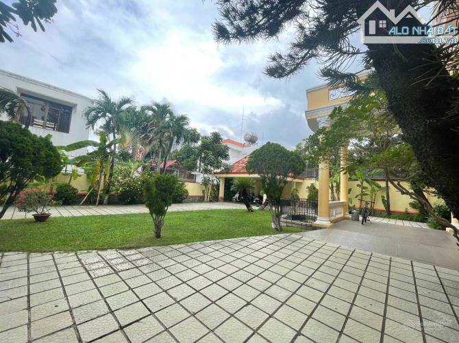 Villa sân vườn Thảo Điền, kiến trúc Pháp có hồ bơi, hơn 1.000m2 - số 17 đường 44 Quận 2 - 2