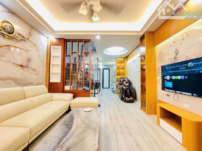 Trung tâm Long Biên, ngõ đẹp, ôtô đỗ cửa, full nội thất - 47m2,5 tầng, 4.3m – Chào 11.5 tỷ - 2