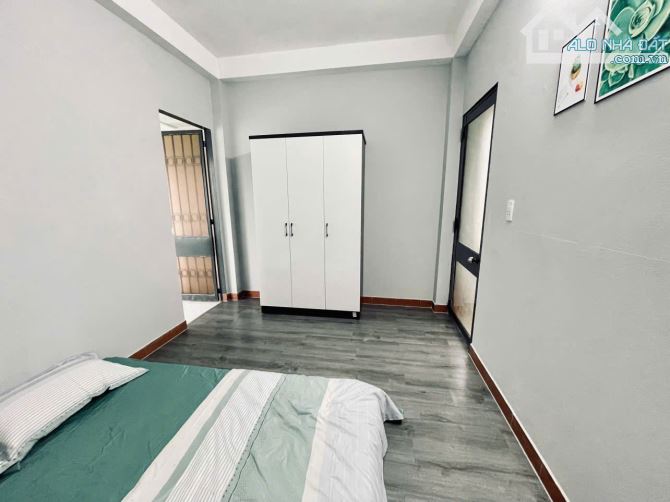 CHDV mặt tiền Nguyễn Tất Thành giáp Q1 - 3,9m x 19,5m có 10 phòng cho thuê full  chỉ 20 ty - 3
