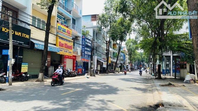 Bán nhà lầu góc 2 mặt tiền đường Phan Đình Phùng. 4,5x23m. SHR Giá 11,5 tỷ thương lượng.