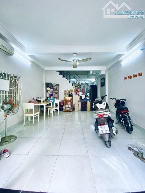 BÁN NHÀ HUỲNH VĂN BÁNH - HẺM XE HƠI SÁT MT - 54M2 - 3 TẦNG - 10,5 TỶ