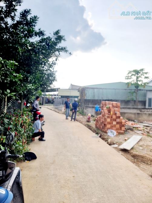 Bán gấp lô đất thổ cư 100% sổ riêng sẵn, Xây dựng tự do, Ngay trường mầm non Thạnh Phú - 1