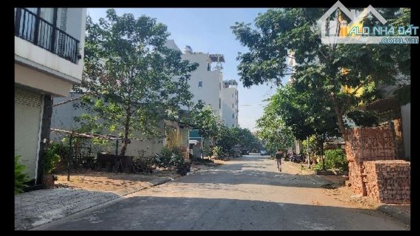 ĐẤT *DỊCH VỤ LA DƯƠNG*Ô TÔ VÀO ĐẤT,VỈA HÈ ĐÁ BÓNG,KINH DOANH DỈNH,SÁT TRƯỜNG HỌC,CHỢ VÍP.