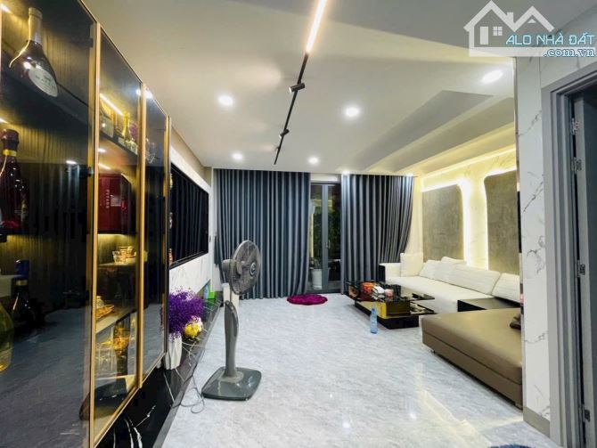 Nhà 7 tầng thiết kế hiện đại gần biển . Có thang máy đầy đủ