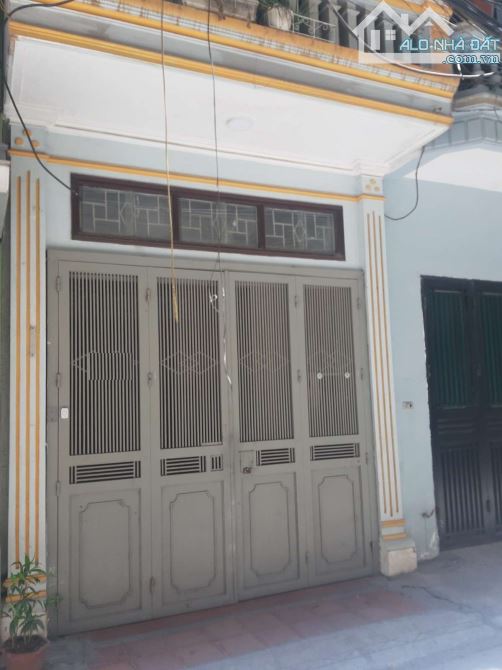 Cho thuê nhà ngõ 16 phố Phan Văn Trường. Diện tích 50m2 x 4 tầng, ngõ rộng ô tô đậu cửa