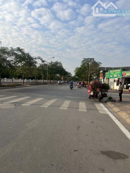 LÔ GÓC - THANG MÁY -  NHÀ 6 TẦNG NỘI THẤT XỊN SÒ - GARA  ÔTÔ- HÀNG XÓM VINHOME