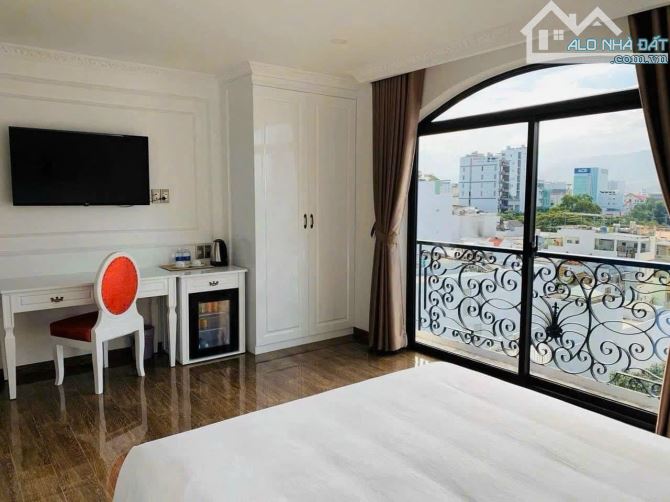 Bán tòa nhà 7 tầng đường Trần Văn Ơn, Lộc Thọ, Nha Trang cách biển 400m
