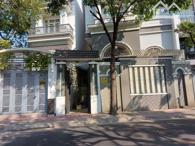 bán biệt thự 2 MT khu Phan Xích Long DT 10x16 hầm 6 lầu giá net 46 tỷ