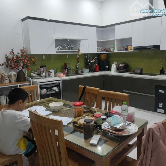 Bán nhà gấp giá rẻ (Láng Hạ Ba Đình ) 60 m2-4 t -mt 5 m- 8,5 tỷ